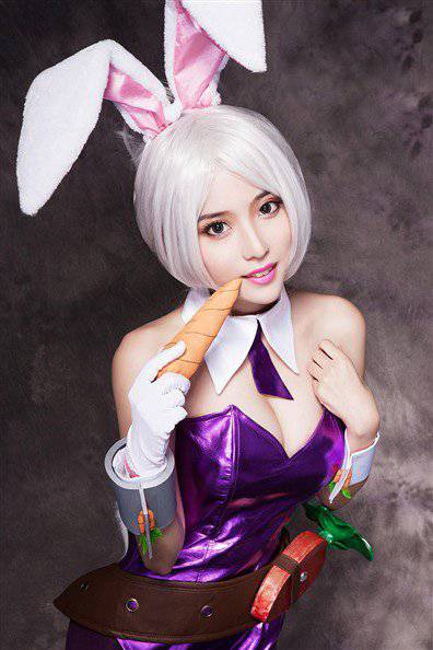 可爱女生俏皮cosplay瑞文兔女郎