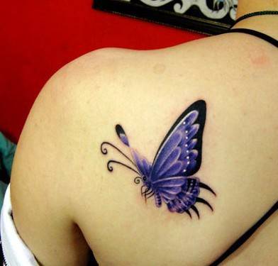 精致的女生后背蝴蝶纹身图片