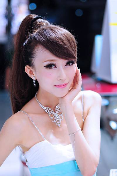 知名模特曲昱曈优雅甜美靓照