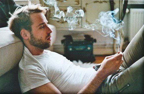 外国帅气孤独吸烟男生图片