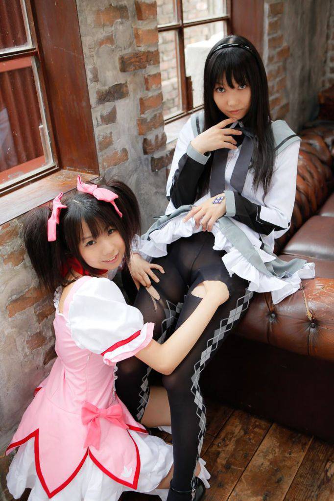 让人浮想联翩的姐妹花Cosplay秀
