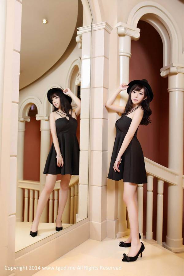 甜美刘飞儿气质黑色洋裙酒店写真