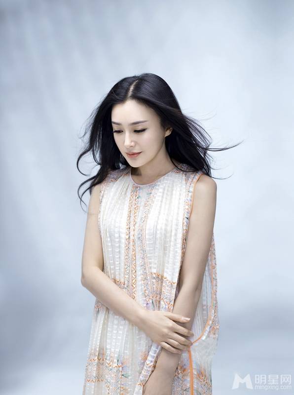 天生丽质的女明星秦岚时尚写真