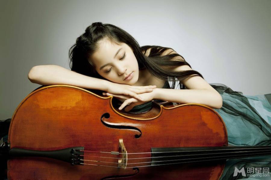大提琴演奏家欧阳娜娜甜美娇俏写真
