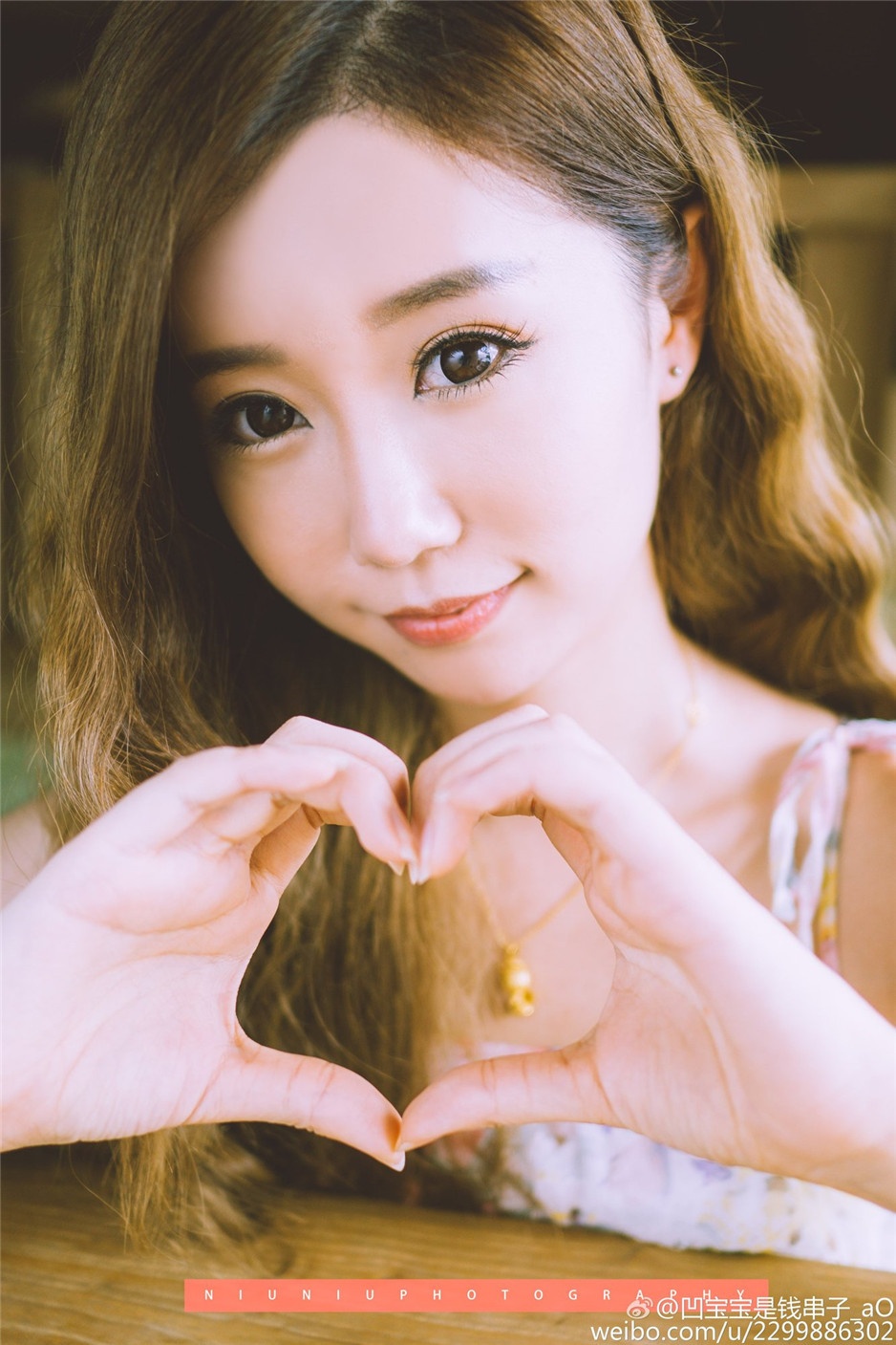 90后长发美女校花凹宝宝是钱串子写真照