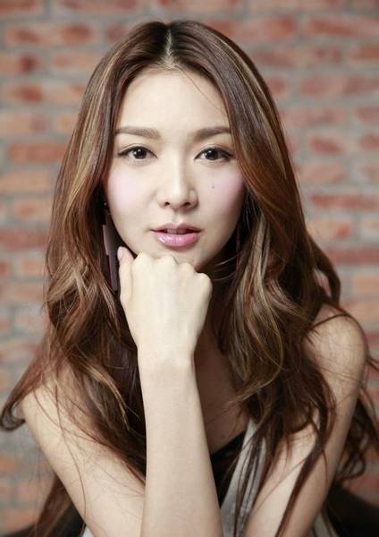 香港女演员薛凯琪性感白色蕾丝裙迷人写真