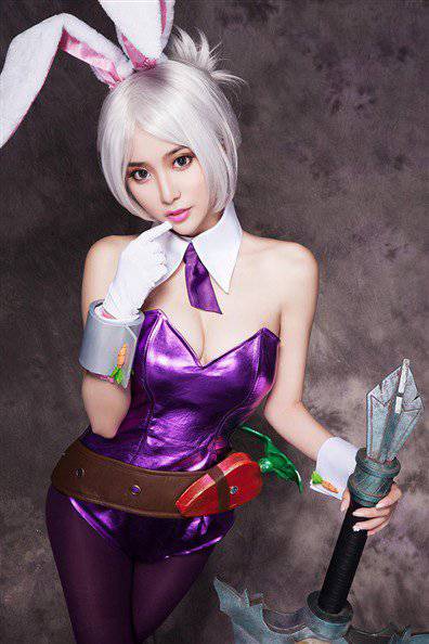 可爱女生俏皮cosplay瑞文兔女郎