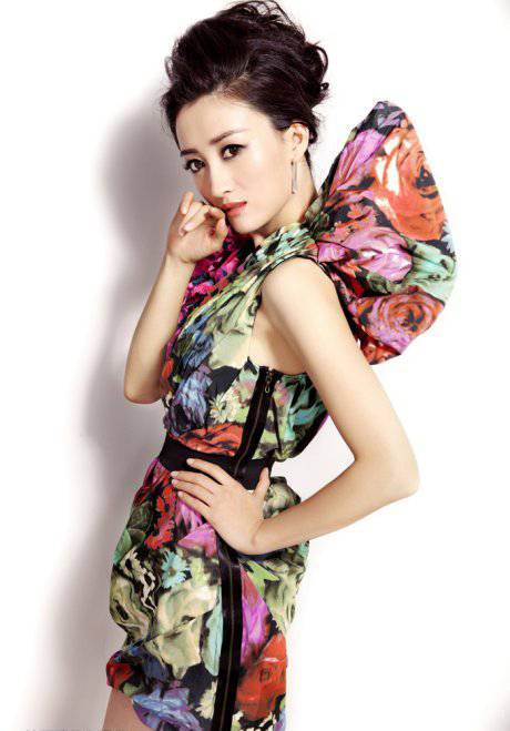 吴静一尽显性感妖娆时尚写真