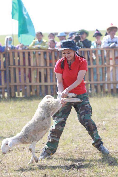 《偶像来了》草原开拍 林青霞综艺首秀玩摔跤(6)