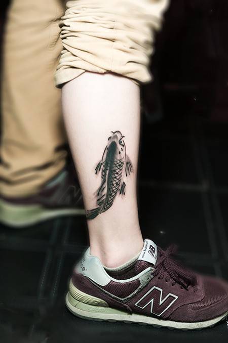 腿部可爱的小鱼纹身图片