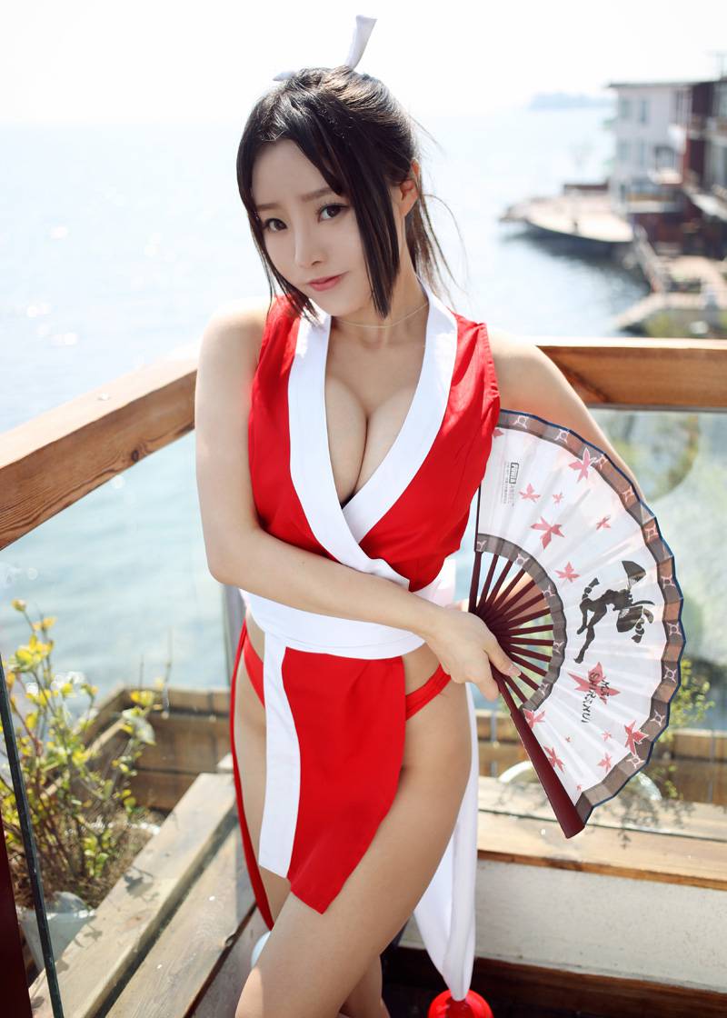 美女柳侑绮诱惑cosplay大秀迷人乳沟