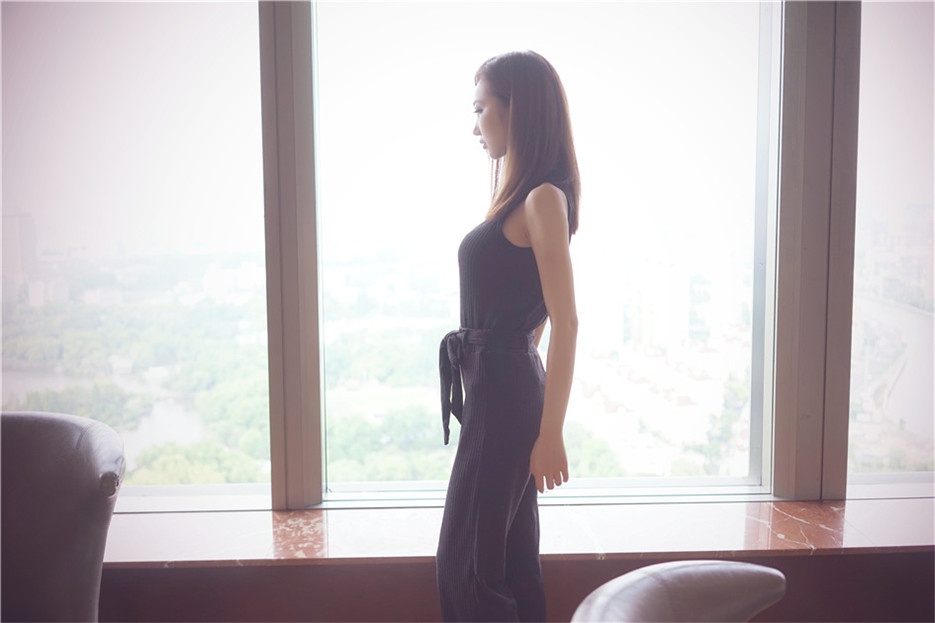 时尚气质御姐尤美Yumi妩媚酥胸私房照