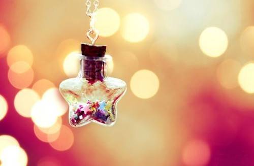 灯光下 闪烁的是幸福的光芒