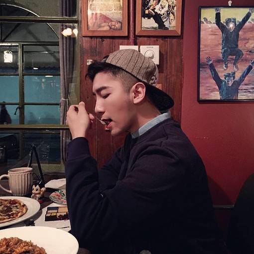 帅气男生侧影图片高清