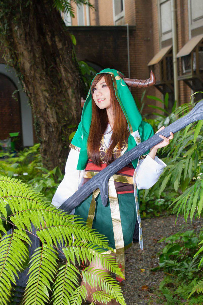 长腿美女张雅筑户外甜美cosplay美图