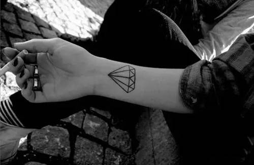 手臂钻石纹身简单图案浪漫时尚