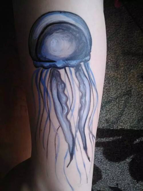 个性手臂水母纹身图案