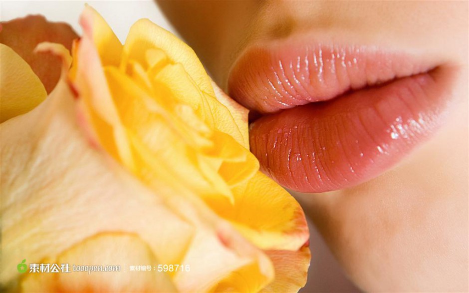 美人亲吻黄玫瑰高清图片
