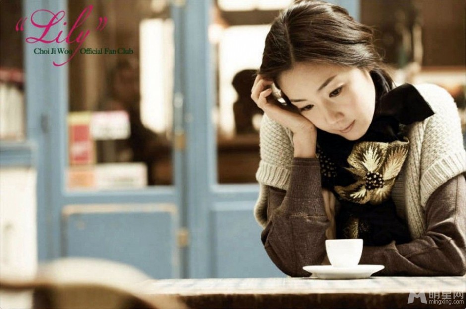 韩国女演员崔智友温婉甜美户外写真
