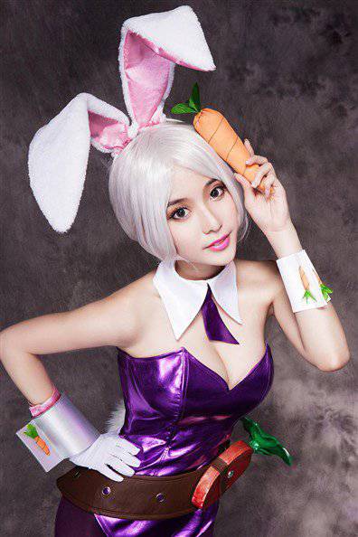 可爱女生俏皮cosplay瑞文兔女郎