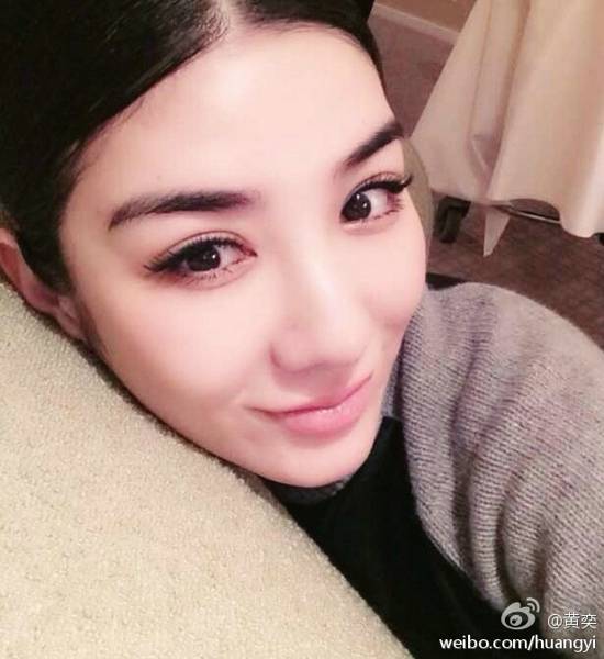 时尚女王黄奕微博大晒生活自拍照
