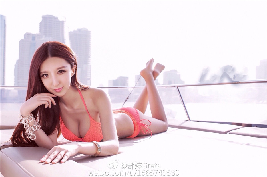 90后长腿御姐郜婷迷人美胸私房自拍照