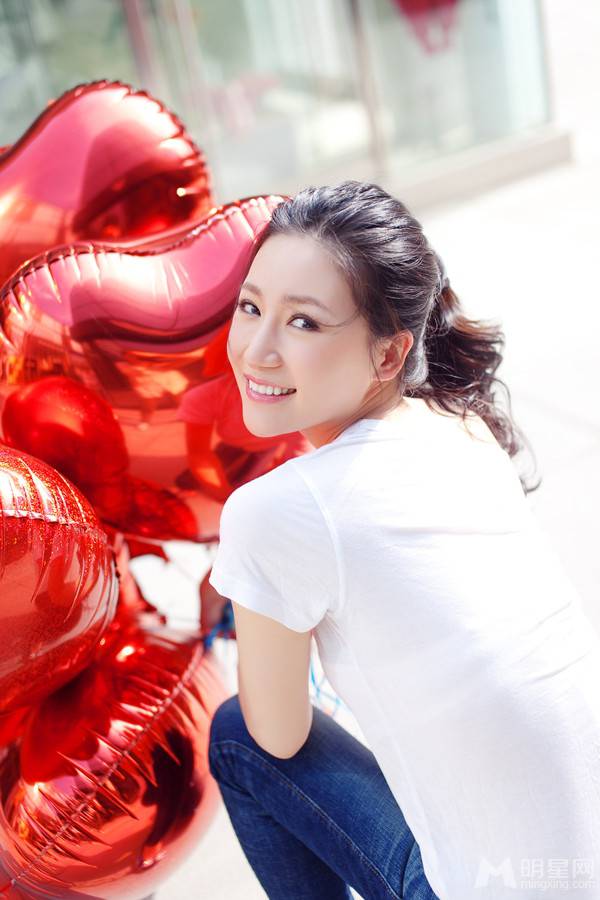 中国青年女演员刘梓妍自然随性户外写真
