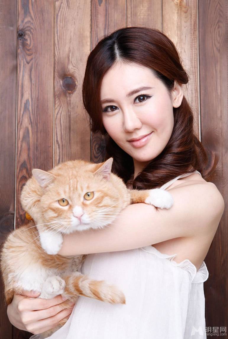 最优雅女明星于咏琳与萌猫亲密互动