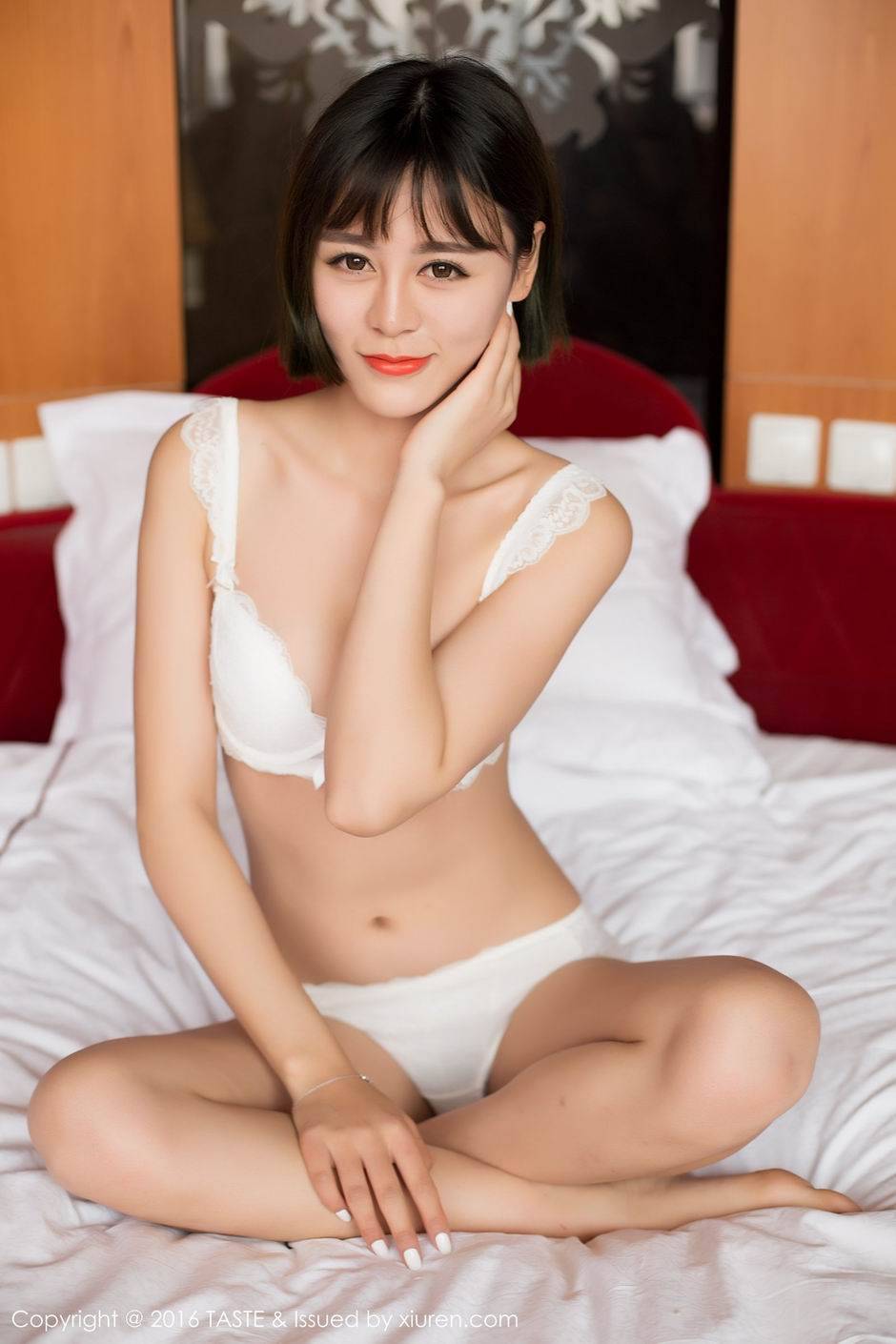 网红短发女神汪萌萌最新私房写真