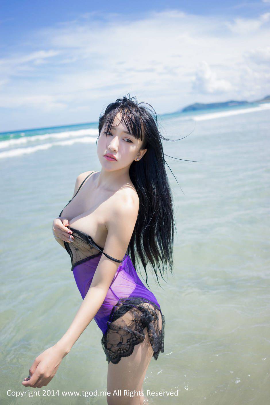 性感美女杨上萱夏日海边旅拍照