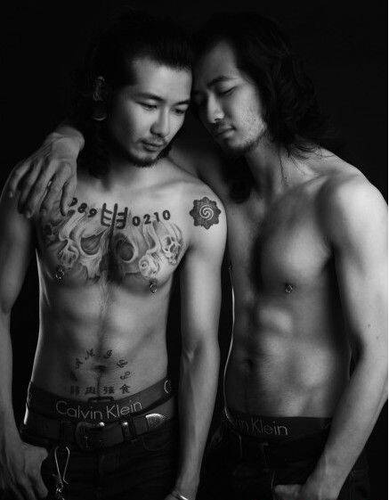 个性型男胸前霸气半甲纹身