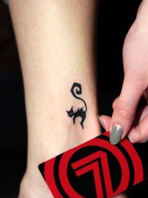 女生优雅腿部纹身猫猫图案