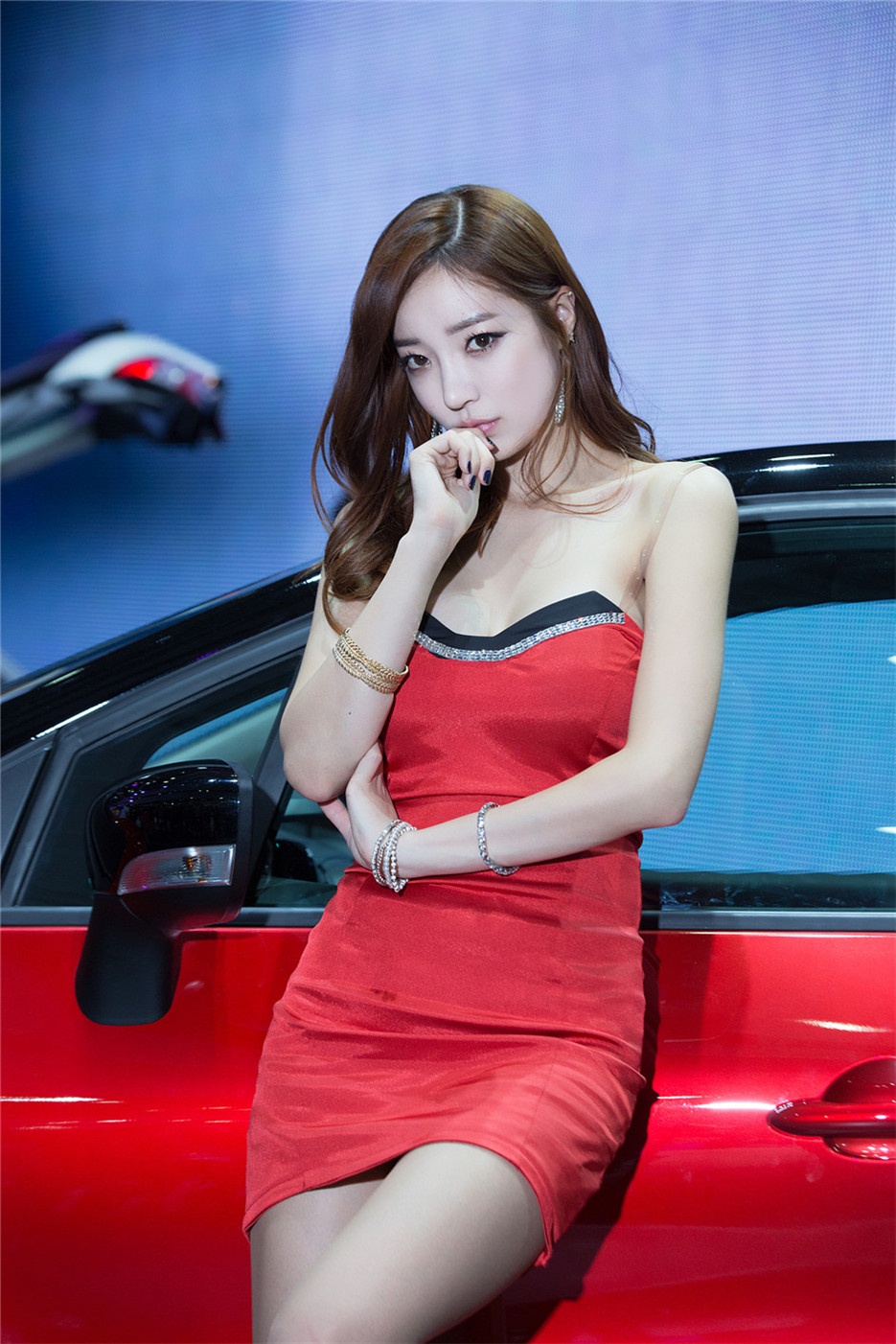 韩国车展模特美胸红裙尽显迷人气质