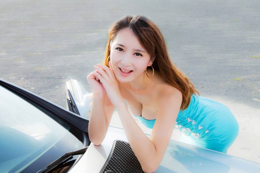 美女车模与跑车深情缠绵