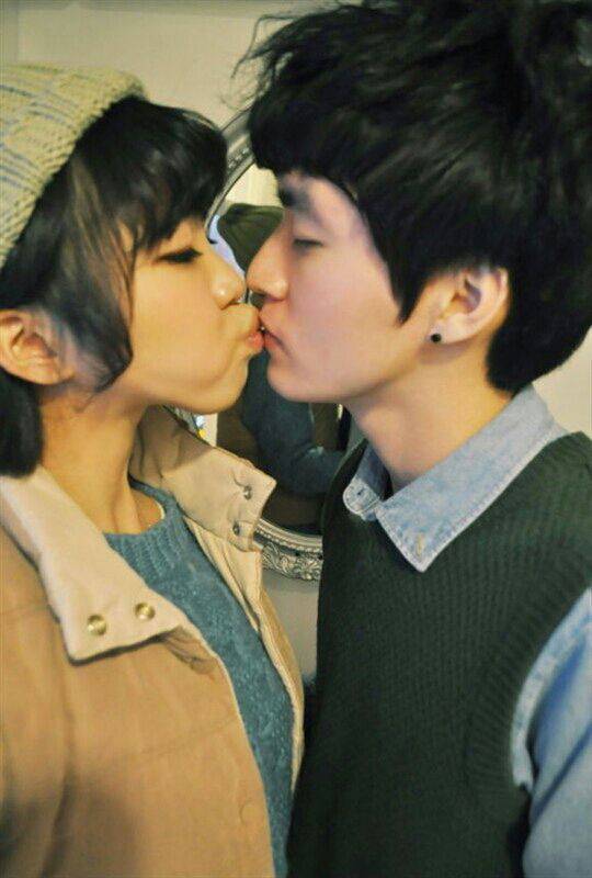 qq秀情侣图片甜蜜亲吻