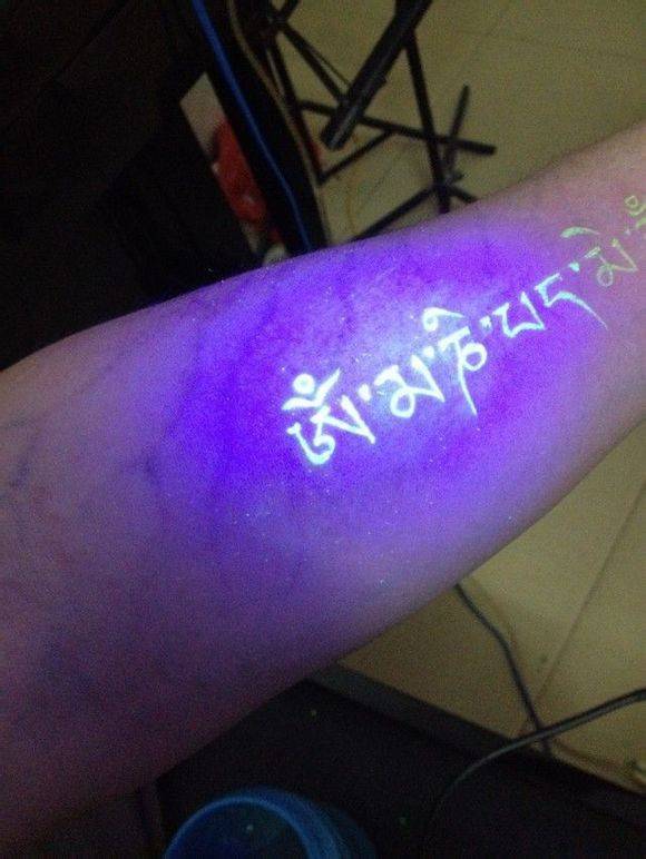 帅气个性的手臂荧光隐形梵文纹身图案