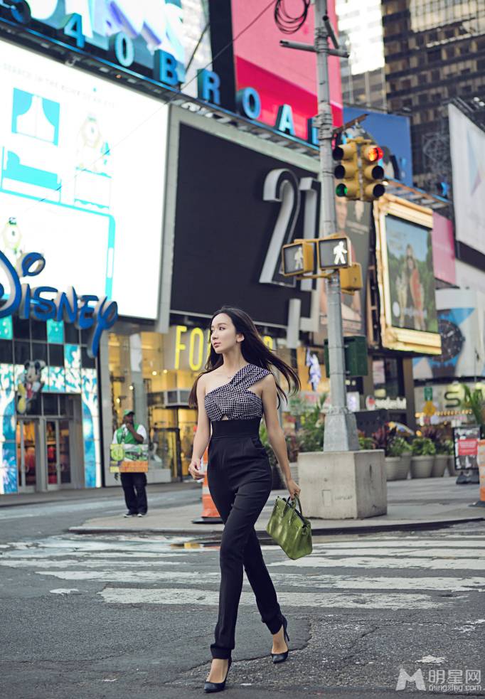 中国女演员娄艺潇尽显时尚干练魅力街拍照