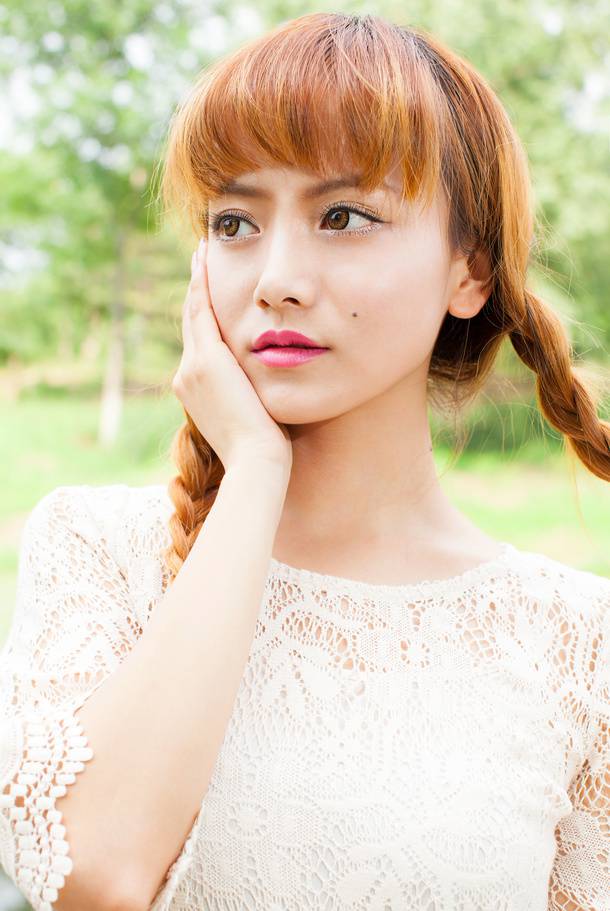 喻曦夏日清凉镂空针织裙写真外景