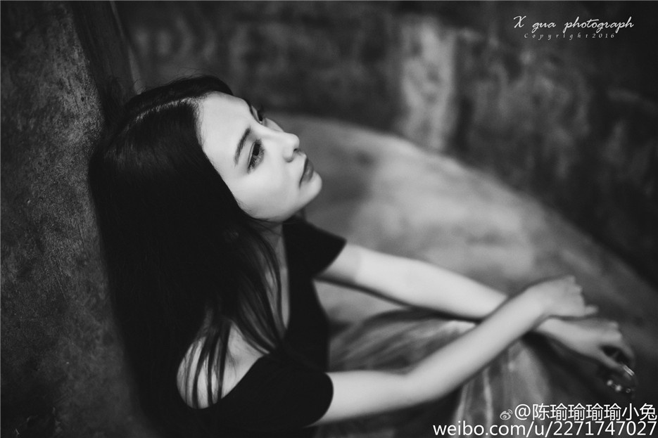 90后气质美少女唯美清凉街头写真