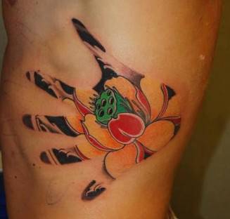 腰部的艺术莲花纹身图片