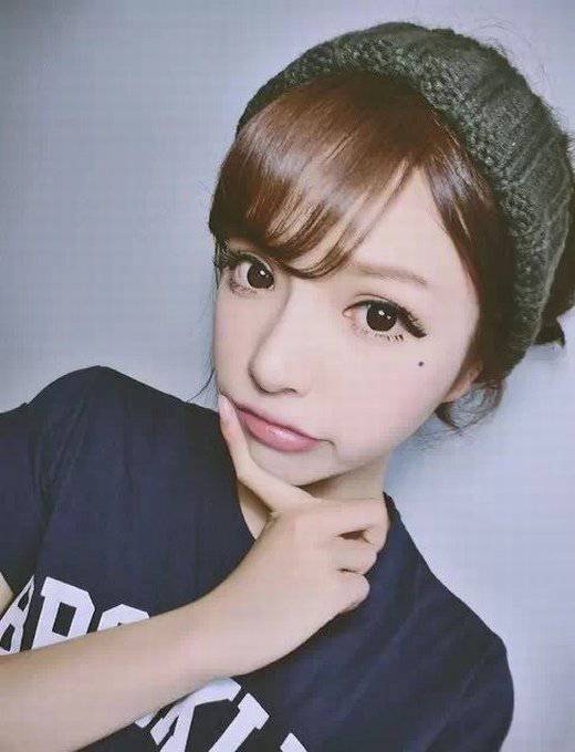 卷发妖艳女生非主流图片