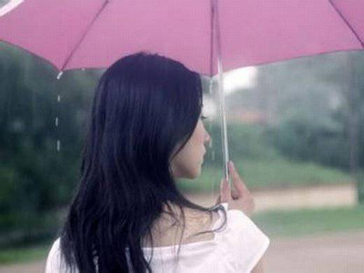 女生伤感淋雨相片