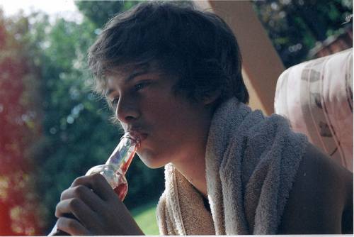 空间帅气男生侧颜背景大图