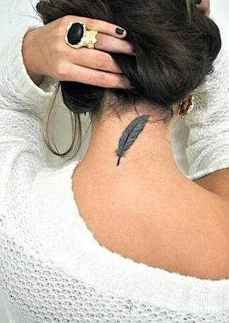 女生颈部纹身图案精致小巧