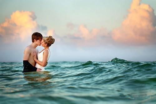 海边情侣甜蜜图片