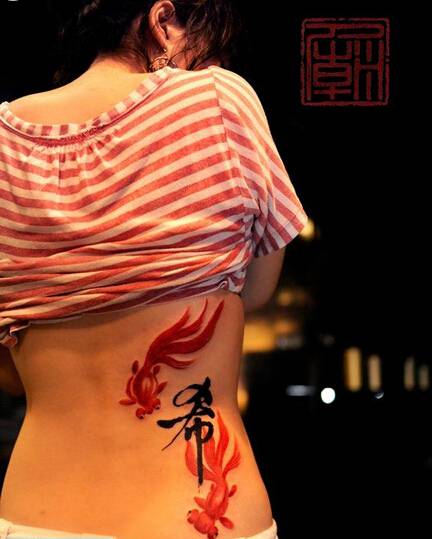 女生腰部纹身古典图腾纹身分享