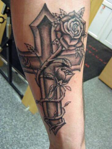 手臂纹身唯美图案精致的十字架玫瑰刺青