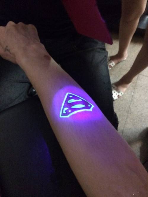 时尚创意的手臂荧光隐形纹身图片