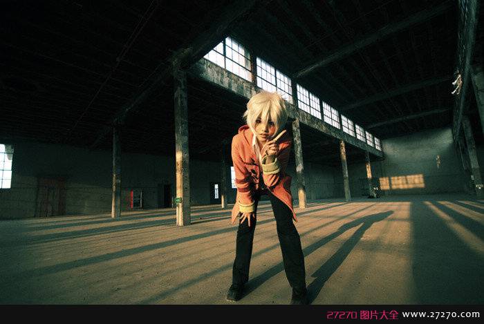 未来都市高帅富妹子送上亲吻COS