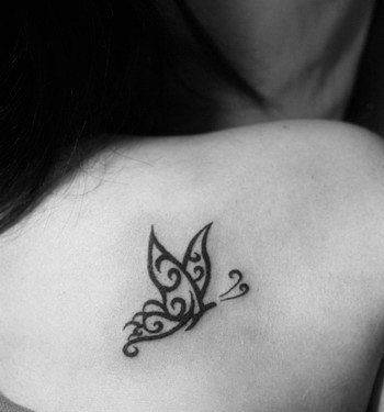 美女肩部上的蝴蝶图腾纹身图片